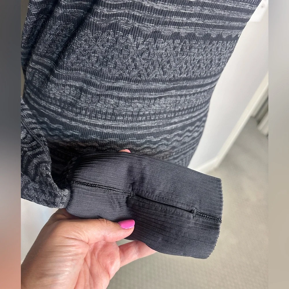 Sz 8 Lululemon Rest Less Pullover black grey print combo crew neck layer stretch - Picture 5 of 10